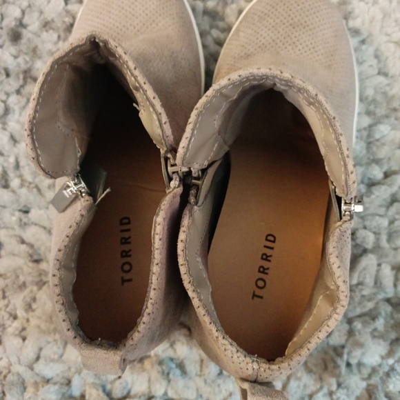 Women's Torrid Gray Faux Suede Ankle Crop Booties Size 7.5 WW - Picture 7 of 8